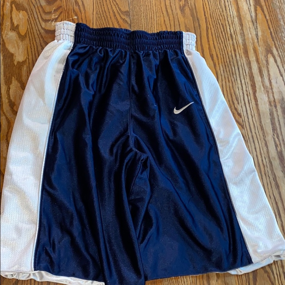 Men’s Medium Nike Reversible Basketball Shorts